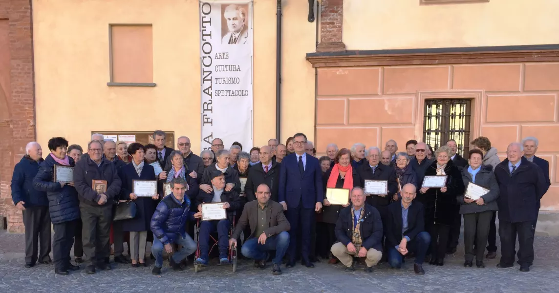 Il gruppo delle coppie con il sindaco e gli amministratori comunali