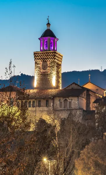 Il campanile della Rossa, simbolo della città,  con luce viola per la campagna “Il neonato al centro del futuro”