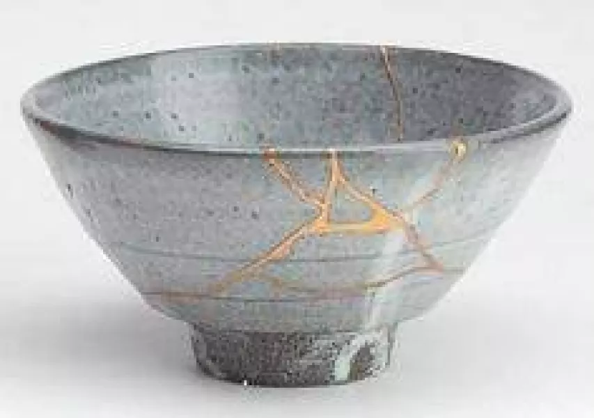 La metodologia del porgetto prevede un lavoro condiviso e partecipato che sappia accogliere storia, cultura e legami originali del minore, riavvicinando i frammenti. Kintsugi fa infatti riferimento ad un’antica arte giapponese che utilizza l’oro per riparare e riunire i cocci, creando “cicatrici d’oro”. Una filosofia che invita ad abbracciare il danno, senza vergognarsi delle ferite.