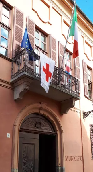 Da oggi a domenica prossima la bandiera della Croce Rossa è esposta dal balcone del Palazzo comunale