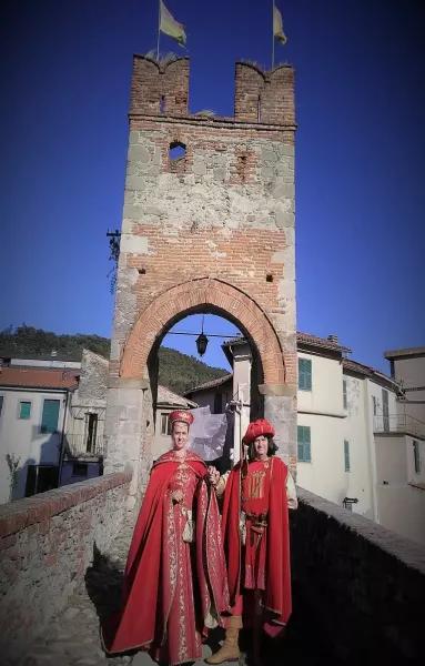 I Marchesi di Busca sull'antico ponte fortificato di Millesimo