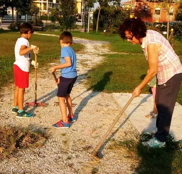 Al lavoro con la zappa. Qui la presidente di Busca&Verde Rosalba Capello