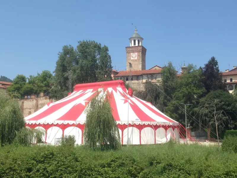 Lo Chapiteau Festival sotto il campanile della Rossa è il simbolo della città in questi giorni di grandi eventi