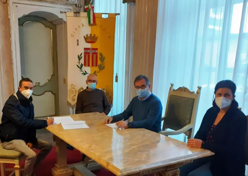 La firma della convenzione: da sinistra, il presidente del comitato San Barnaba Cristian Giordano,  il sindaco Marco Gallo, l’assessore al Volontariato Ezio Donadio e l’assessora Lucia Rosso