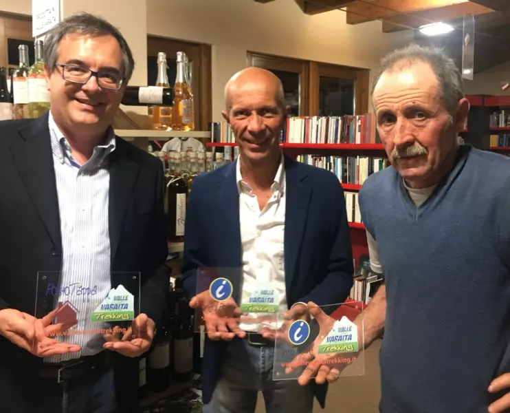 Da sinistra,  Marco Gallo, presidente del consorzio Bim del Varaita, Silvano Dovetta, presidente dell’Unione montana valle Varaita, Cecco Dematteis, presidente dell’associazione Valle Varaita Trekking 