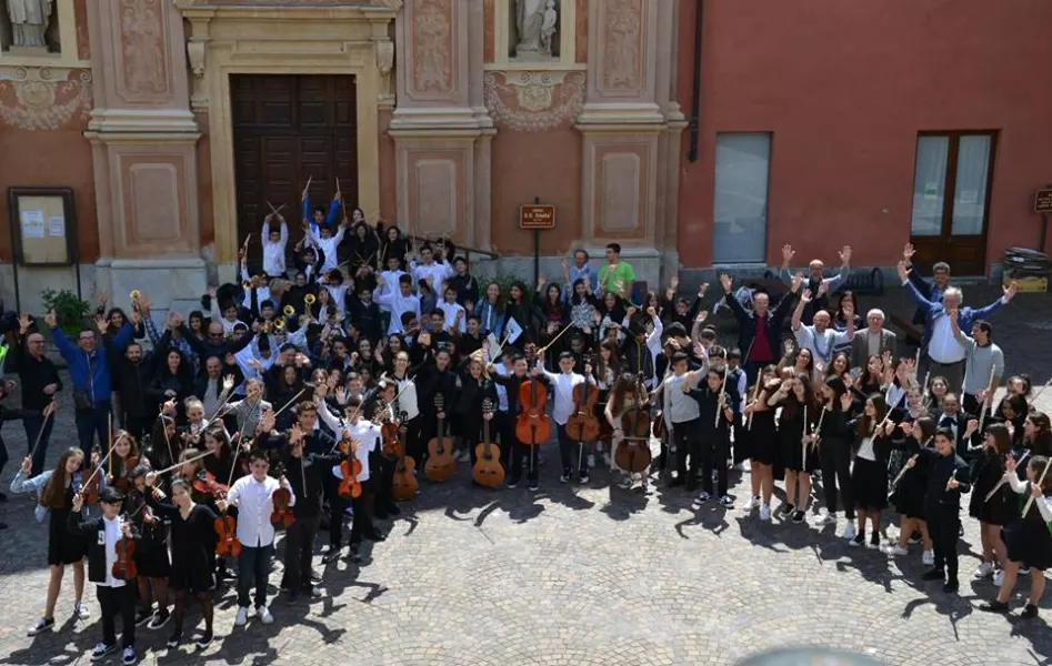 Accolti da un favoloso staff di volontari, coordinati dal direttore artistico Alberto Pignata, 40 orchestre, provenienti da una quarantina di scuole di 5 regioni italiane e 30 commissari di giuria hanno dato vita ad una grande kermesse, realizzata, con il patrocinio della Città, assessorato alla Cultura, dall'associazione Musikè” con il Civico istituto musicale Vivaldi, l’istituto comprensivo Carducci di Busca e ViviBusca e con la collaborazione del circolo Méliès e del conservatorio statale di musica “G.F. Ghedini” di Cuneo e con il contributo del Lions Club Busca e Valli e Assoimprese Busca