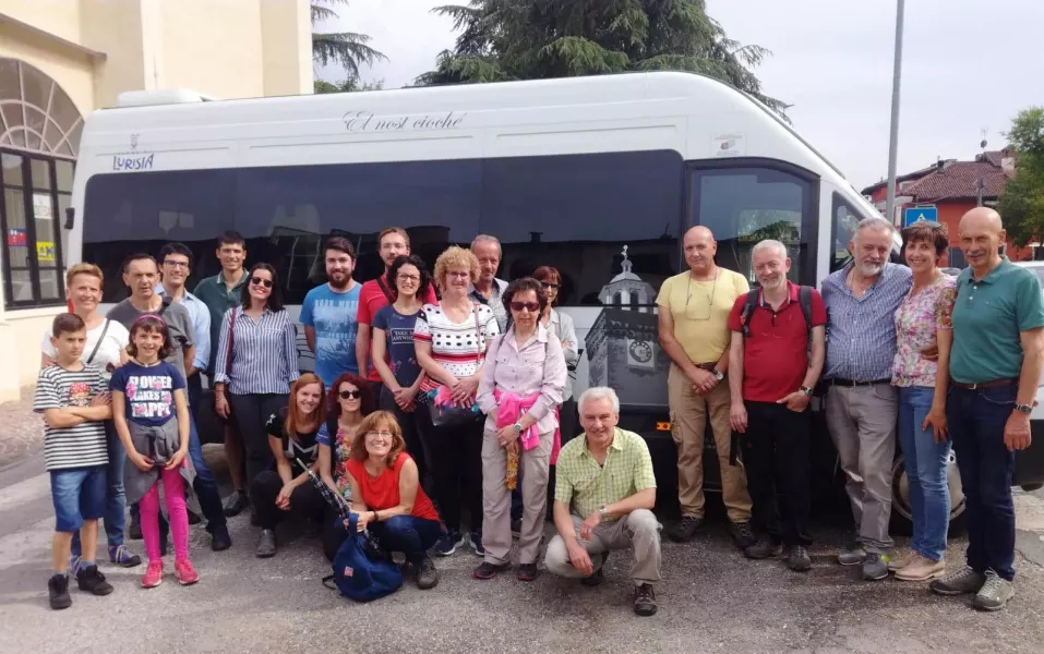 Uno dei gruppi in partenza ieri con il bus-navetta