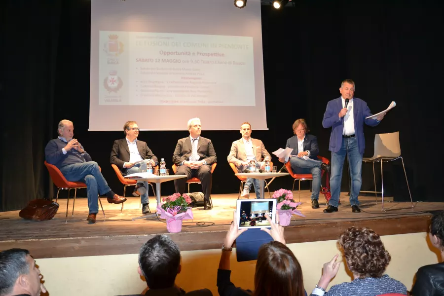 Un momento del convegno. Da sinistra Aldo Reschigna, vice-presidente e assessore al bilancio e agli enti locali della Regione Piemonte, Marco Gallo, sindaco di Busca, Federico Borgna, presidente della Provincia di Cuneo, Andrea Picco, sindaco di Valmala, Gianluca Forno, vice-presidente Anci Piemonte, il giornalista Giampaolo Testa