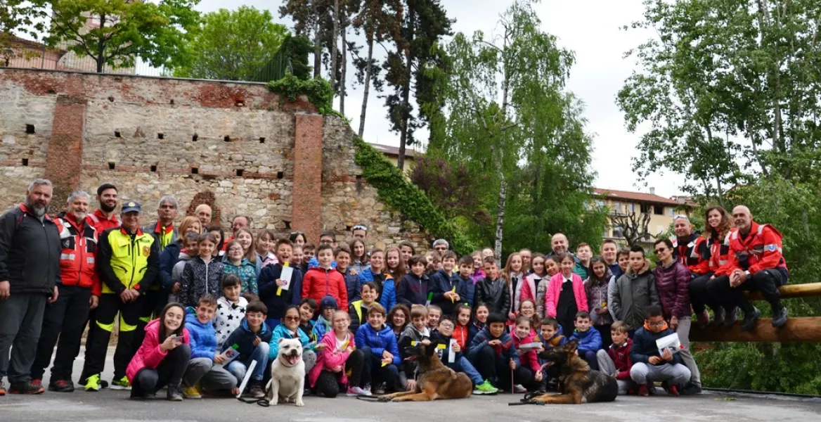 Sabato scorso i bambini hanno incontrato il Sai e la squadra cinofili di Psf