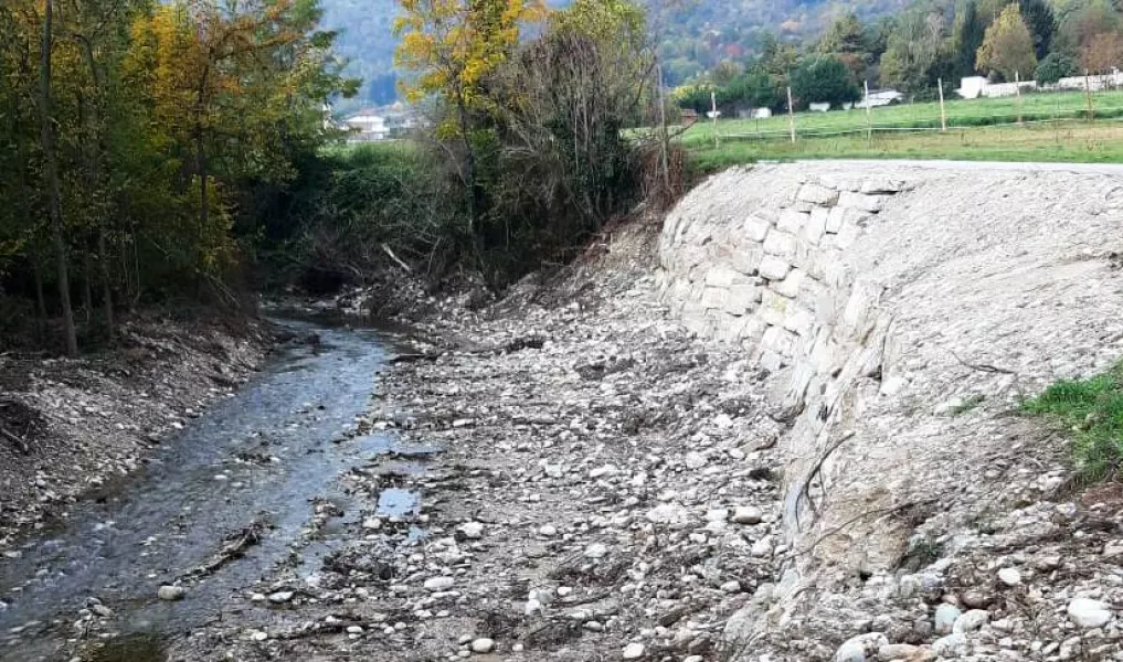 Sulla sponda del torrente Talutto, lungo la strada del Ponte Stretto verso frazione Morra, sono stati eseguiti   lavori di consolidamento degli argini