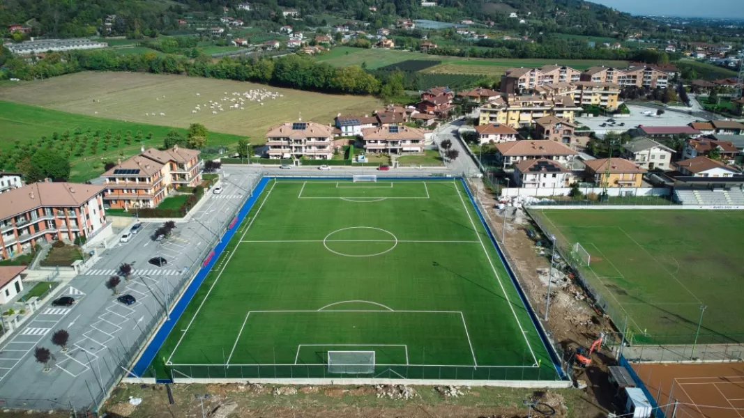 Il nuovo campo da calcio in erba sintetica