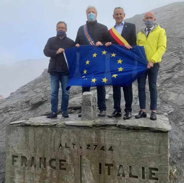 La cerimonia al valico venerdì scorso a 50 anni esatti dall'inauguarzione della strada transfrontaliera