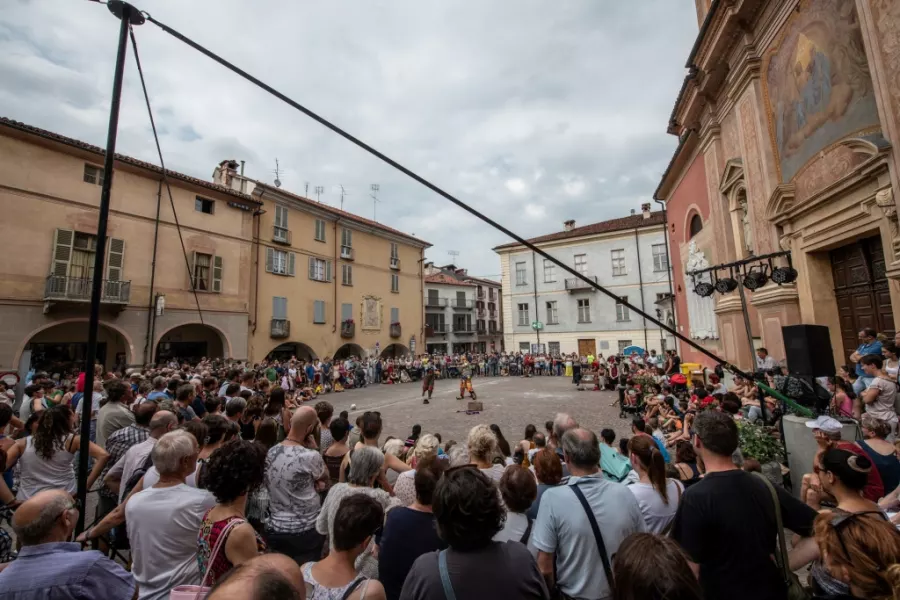 Un'immagine da una scorsa edizione di Mirabilia a Busca: nell'edizione ligh 2020 saranno rispettate le norme in tema di sicurezza sanitaria eventualmente ancora in vigore per la pandemia Covid-19