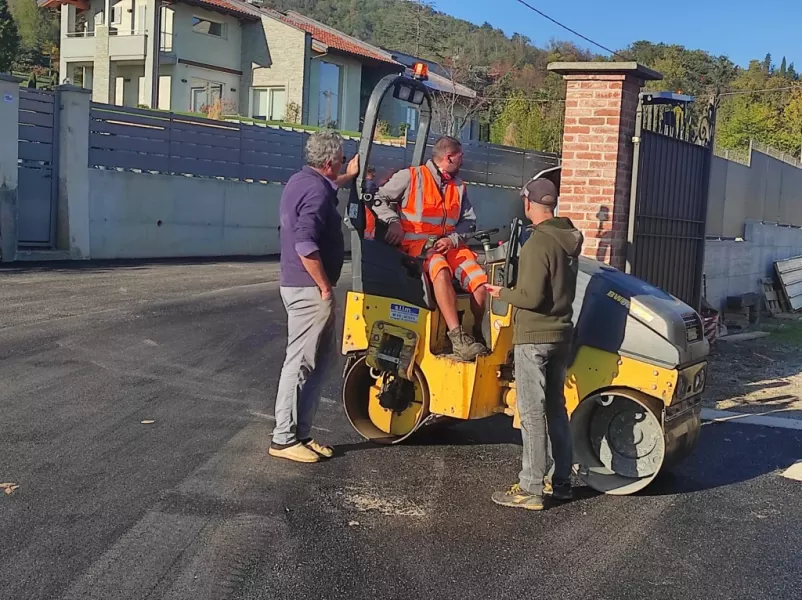 Bitumatura in via Monte Ollero, la strada che conduce alla Comunità “Wanda Meini Meinardi” in Villa Ferrero