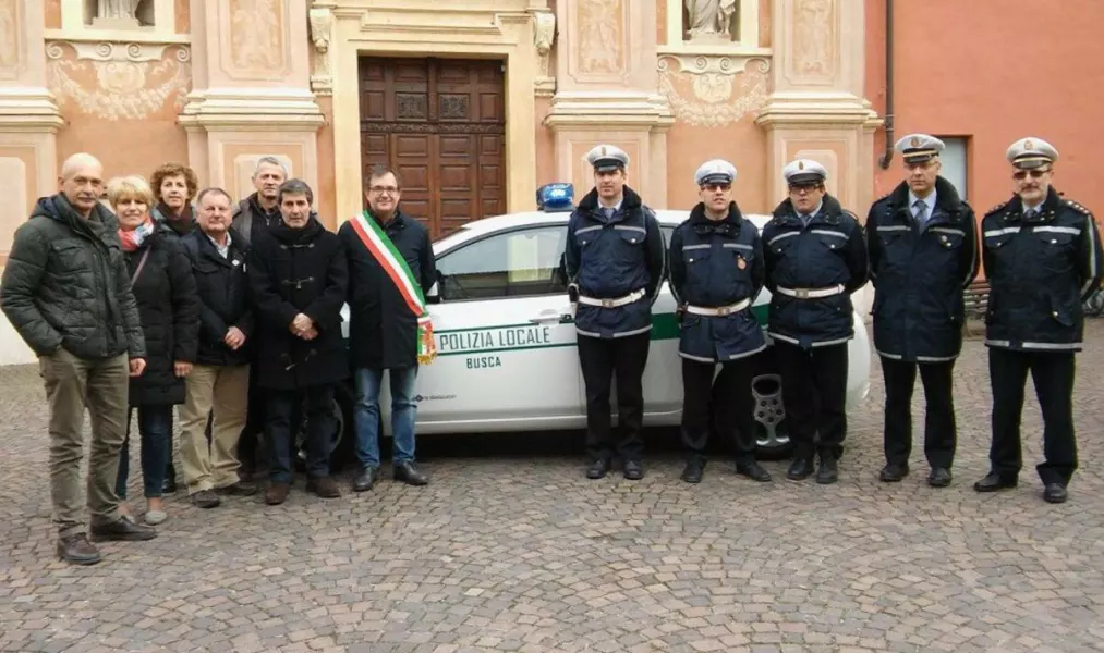 I componenti della Polizia Locale con il comandante Acchiardi, il sindaco, Marco Gallo e alcuni amministratori comunali nel momento della consegna dell'auto elettrica a marzo 2016