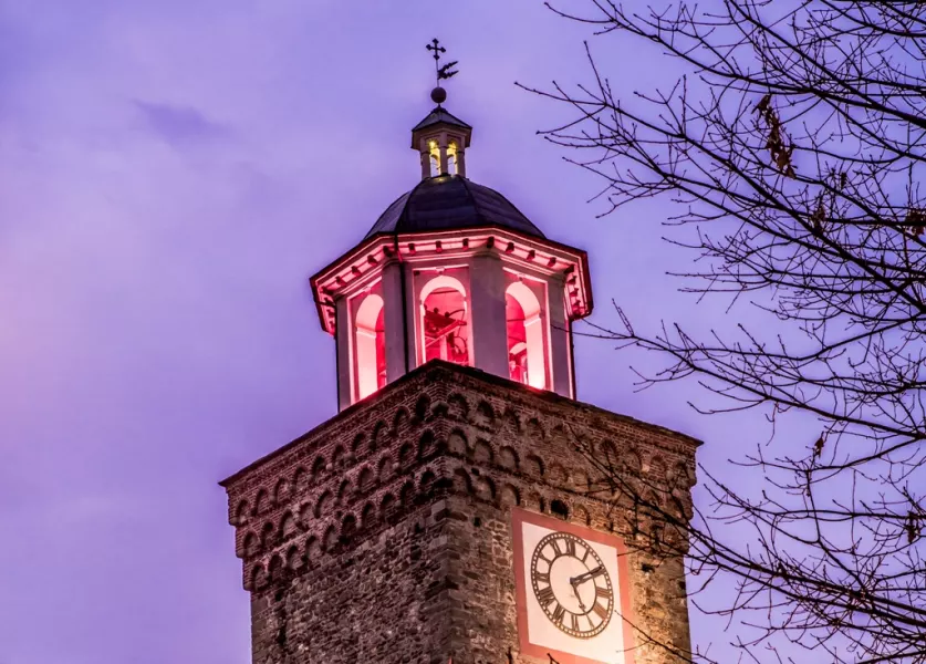 Campanile  illuminato in rosa per la prevenzione del tumore al seno