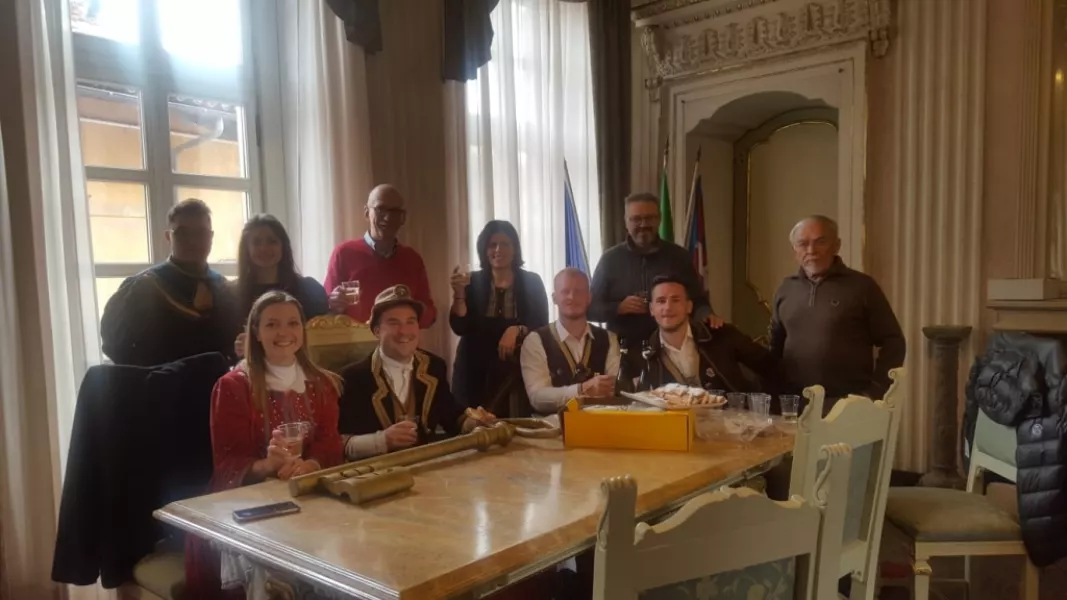 Giro di auguri nelle strutture assistenziali buschesi e ricevimento nel palazzo comunale, qui con  gli assessori Ezio Donadio e Lucia Rosso 