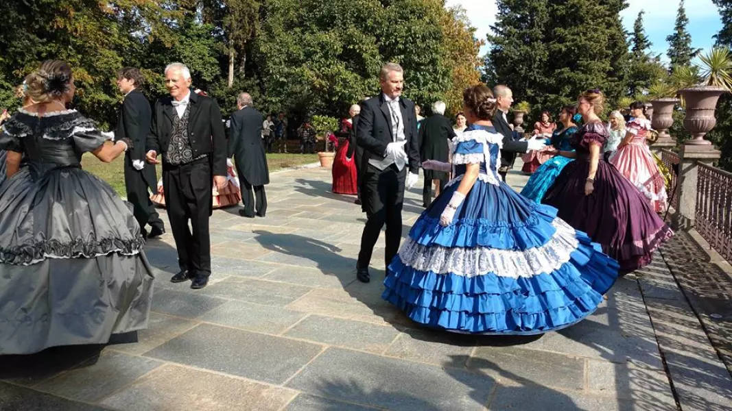 Balli ottocenteschi al castello del Rossolo, sul terrazzo del parco