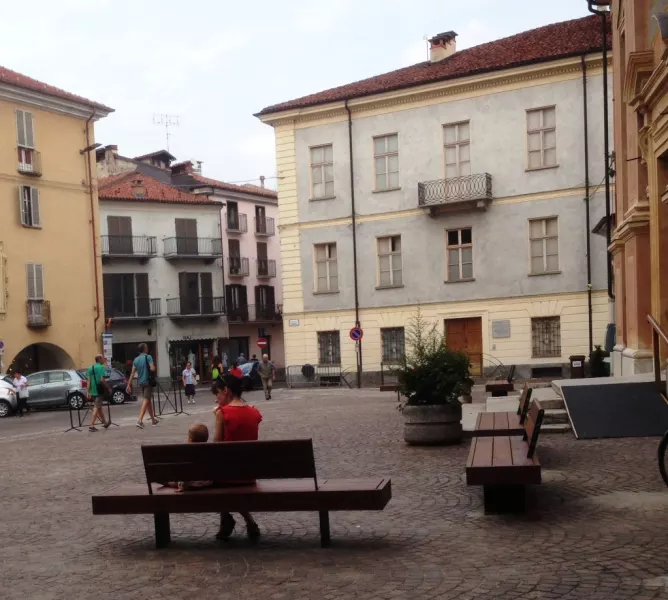 Nuove panchine in piazza della Rossa