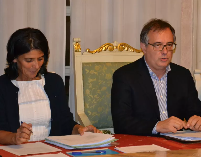 La dirigente segretaria comunale Monica Para e il sindaco Marco Gallo in una seduta del Consiglio comunale