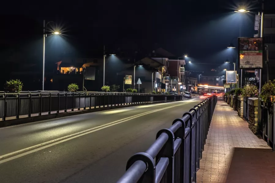 Il ponte sul Maira illuminato a Led