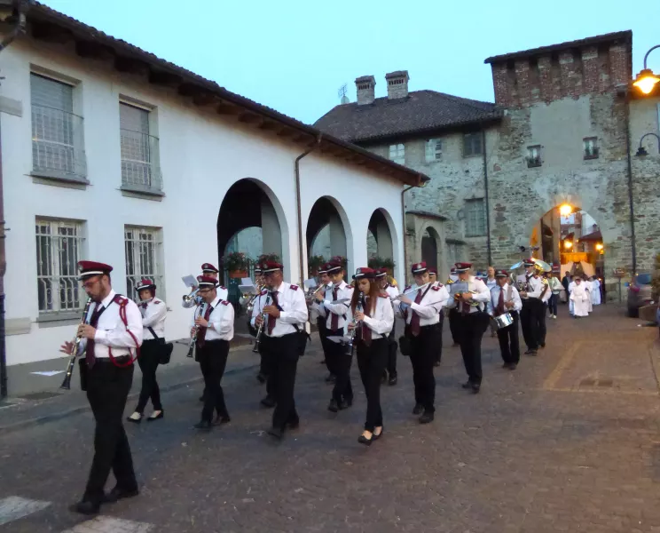 La serata si svolge attraverso un percorso musicale di quattro chilometri, di grande effetto