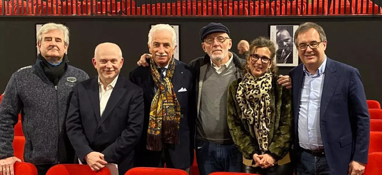 Il sindaco Marco Gallo con i principali protagonisti del concerto e il direttivo dellìassociazione Amici della Musica