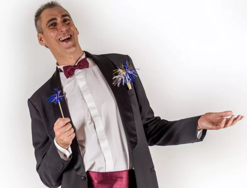 Sabato 1 luglio alle ore 21.30  “Crazy Magic Show” di e con Marco Sereno