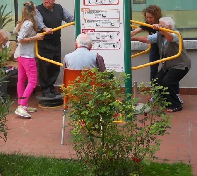 Da giovedì 15 giugno per un mese, tutti i giovedì mattina dalle ore  8.15 alle 11.15 le fisioterapiste  assistono gli anziani nella ginnastica con attrezzi