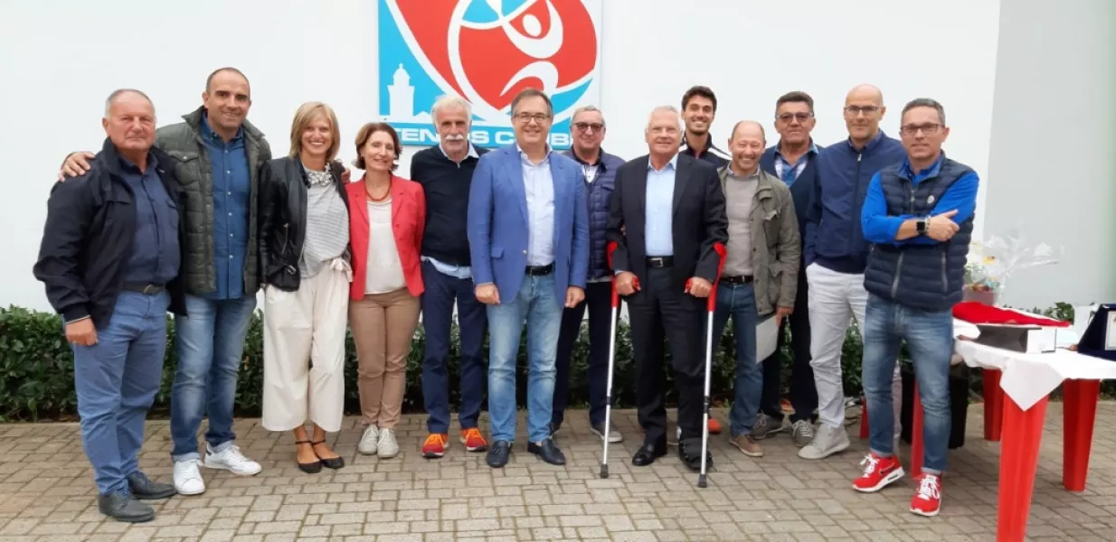 Gli amministratori comunali con i dirigenti del Tennis Club Busca e il presdiente della Fit Piemonte, Giancarlo Davide, in occasione dei recenti festeggiamenti per il cinquantennale dell'associazione