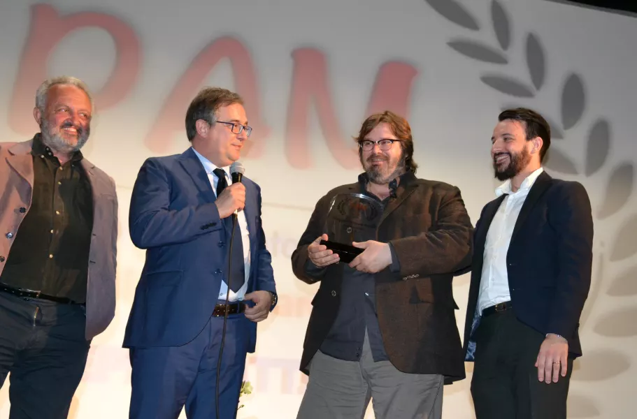 Da sinistra il  critico cinematografico Steve Della Casa, il sindaco Marco Gallo, l'attore Giuseppe Battiston,il presidente del Méliès, Mattia Bertaina alla consegna del “Premio cinematografico Alpi del Mare - Città di Busca”