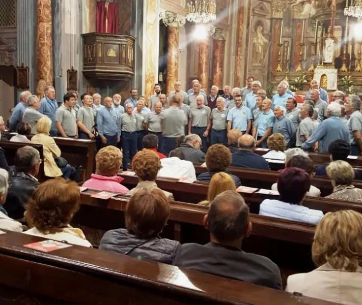 Il canto di chiusura del concerto di sabato scorso con la corale Alpina Valle Maira e il coro ospite Cai Valle Imagna (Bergamo)