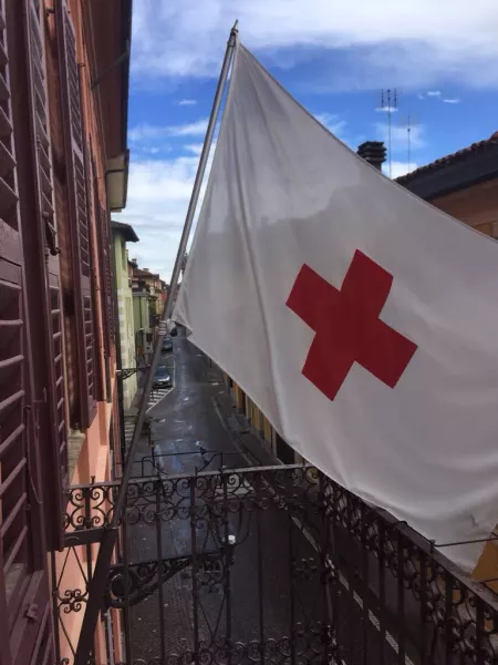 Oggi dal Palazzo municipale sventola il simbolo mondiale di soccorso e neutralità