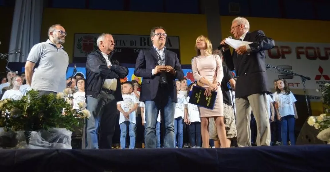 L'apertura del concorso: sul palco il sindaco Marco Gallo e l'assessore Gian Franco Ferrero. La manifestazione, biennale, è diventata un unicum nel panorama nazionale per quanto concerne i concorsi riservati ai cori delle scuole primarie, crescendo di edizione in edizione