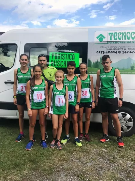 La squadra giovanile di Corsa in montagna con l'accompagnatore Moreno Dalmasso