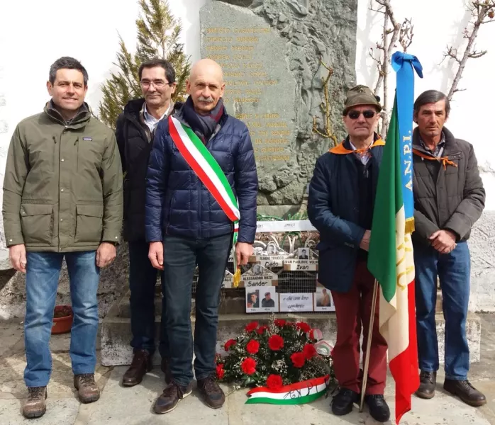 La delegazione buschese ieri a Valmala davanti al cippo in ricordo dei Caduti