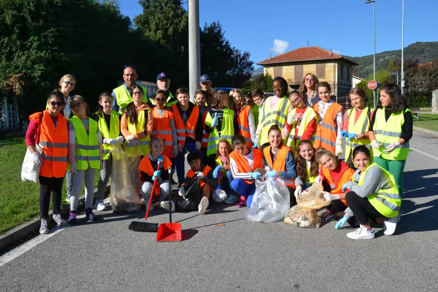 Un'immagine da una scorsa edizione della Giornata ecologica organizzzta dal Comune con le scuole cittadine