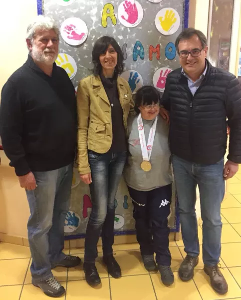 Paola Begliardo con la medaglia d'argento festeggiata nel centro diurno Casamica, con il sindaco, Marco Gallo, la presidente del Consorzio socio-assistenziale Valli Grana e Maira, Alessandra Boccardo, e il direttore Lello Galfr