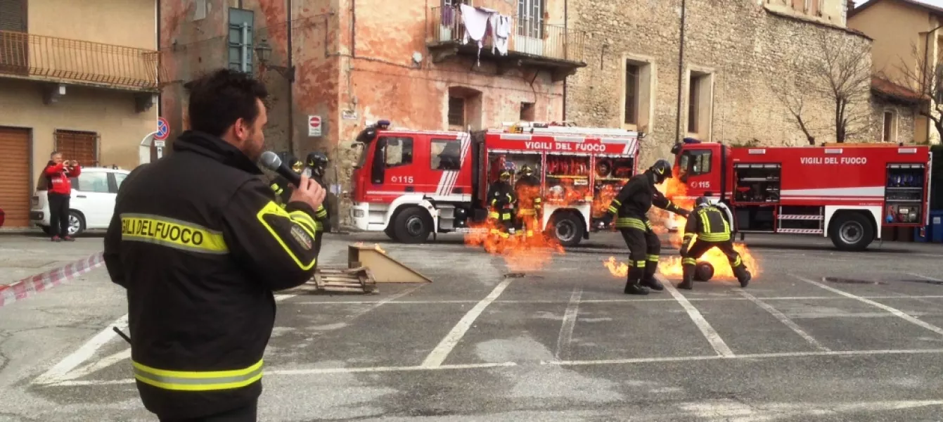 Dopo la lezione teorica i Vigili hanno dato dimostrazione di alcuni interventi e hanno fatto visitare ai bambini i loro mezzi di soccorso posteggiati in piazza Diaz