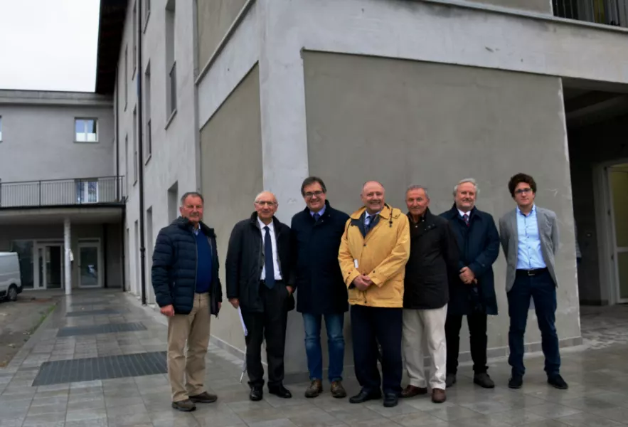 Il gruppo in visita al cantiere della nuova struttura socio-sanitaria. Da sinistra Gian Franco Ferrero, Antonio Saitta, Marco Gallo, Francesco Magni, Giovanni Galeano, Angelo Pellegrino, Jacopo Giamello