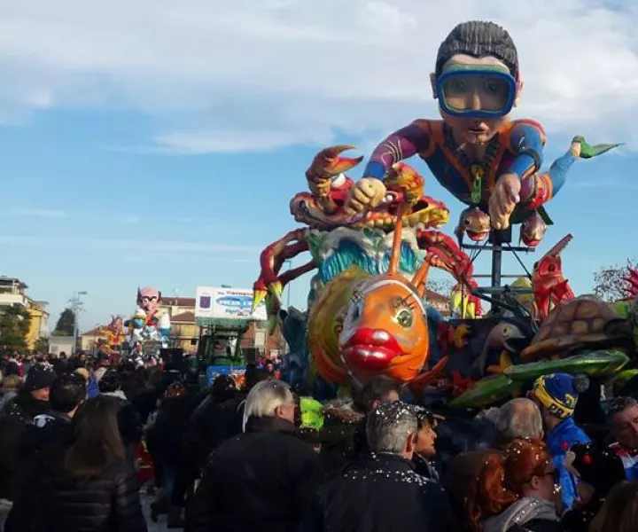 Una marea di gente per una festa ordinata e ben riuscita