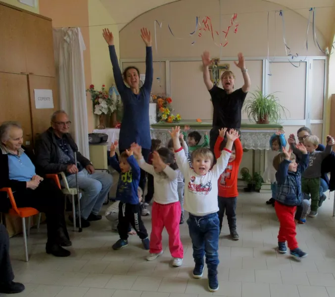 Bambini in festa alla casa di riposo