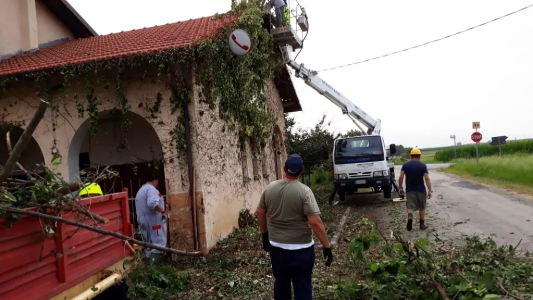 I lavori dei volontari alle ex  scuole elementari di frazione San Defedente