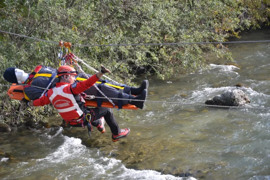  Dimostrazione pratica di un salvataggio con attraversamento del torrente Maira al ponte vecchio del borgo Biandone