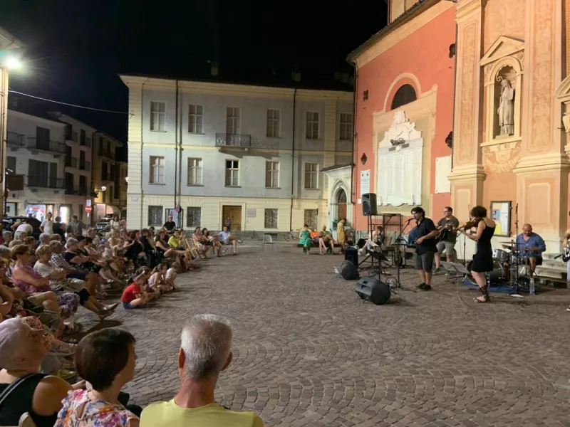 La rassegna sta animando il centro città nei venerdì sera d'estate con una serie di spettacoli di circo, musica e magia offerti ad un pubblcio sempre numeroso nella centralissima poiazza della Rossa