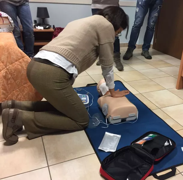 La lezione di 4 ore à quella standard prevista dalla Regione per abilitare all’uso del defibrillatore automatico esterno (DAE) e per insegnare le manovre fondamentali salva-vita