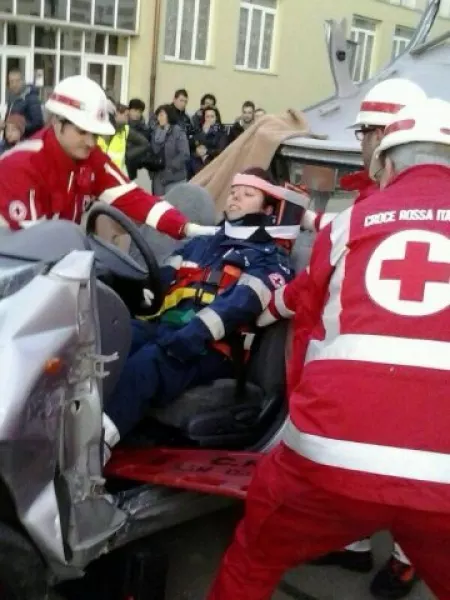 Simulazione di un soccorso durante un'esercitazione dimostrativa a Busca