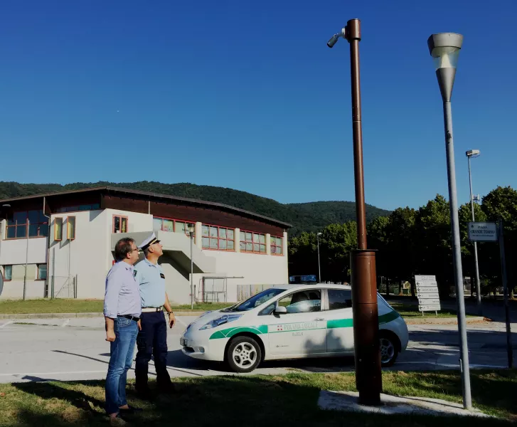  Il sindaco Marco Gallo e il comandate della Polizia Municipale, Gianluca Acchiardi, nei pressi di una delle nuove telecamera di contesto, quella dell’area degli impianti sportivi “Ing. Fererro”, sul piazzale Grande Torino