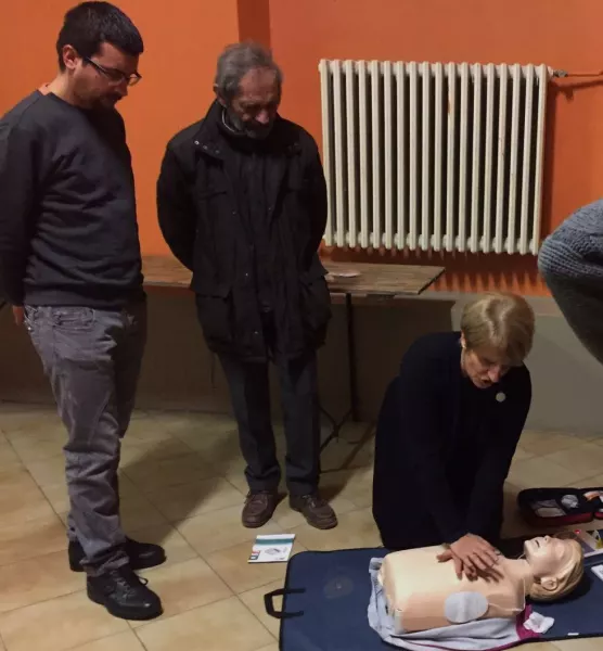 Il corso standard di 4 ore è quello previsto dalla Regione per abilitare all’uso del defibrillatore automatico esterno (DAE) e imparare le manovre fondamentali salva-vita, comprese la rianimazione cardio-polmonare e la disostruzione delle vie aeree nell’adulto, nel bambino e nel lattante 