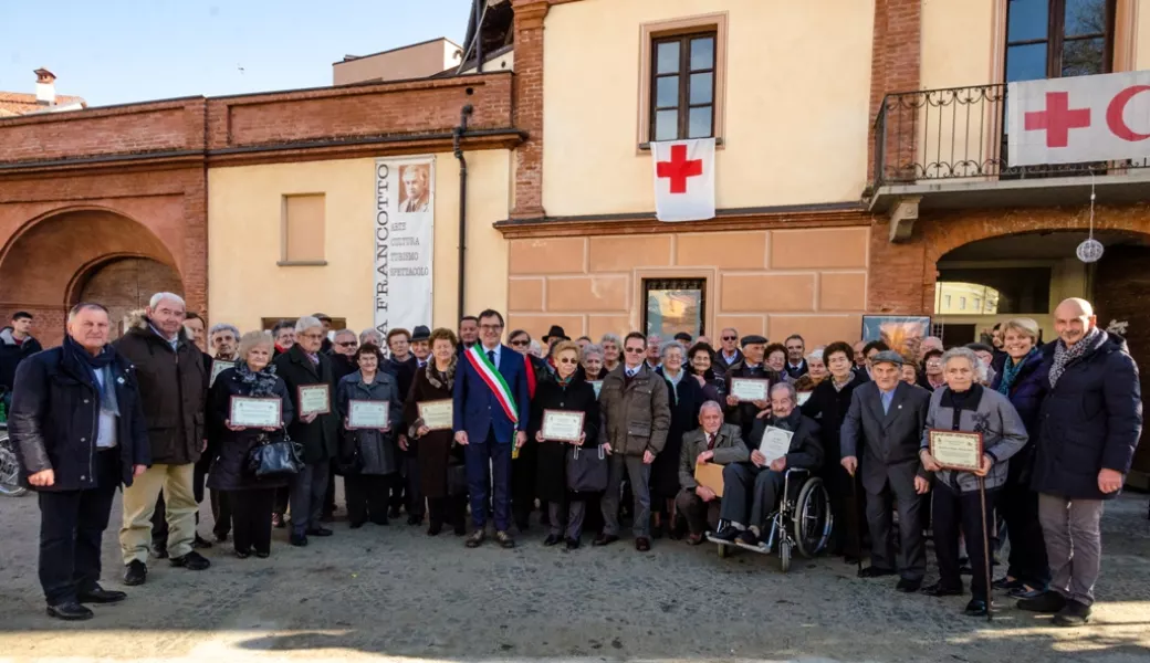 Ventotto coppie di lunga vita hanno ricevuto ieri un attestato dall'amministrazione comunale